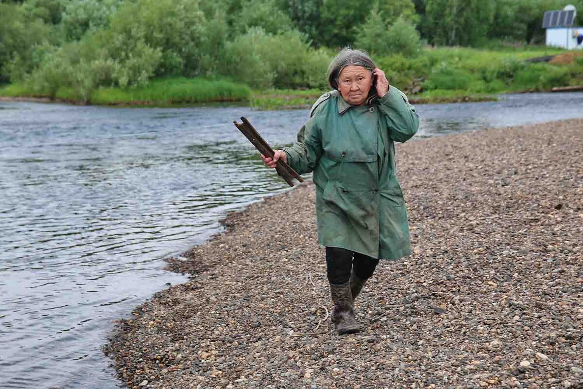 Мансийская женщина Альбина Анямова рыбачит на Лозьве.
