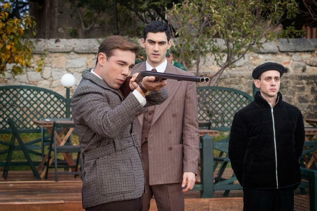 Кадры из сериала "Кто-то должен умереть"