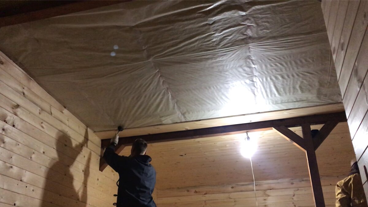 Но очень быстро настали те времена, когда уже я зову отца на помощь, поддержать вагонку