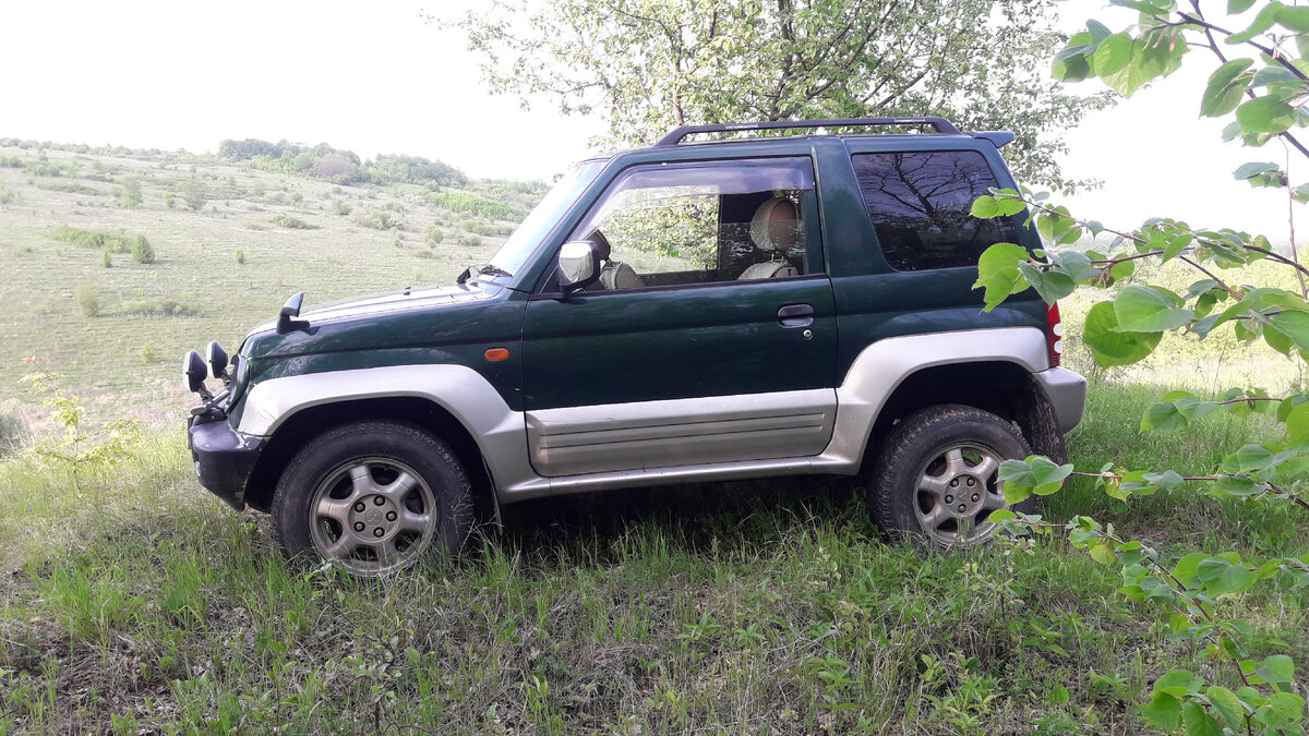 Это наш малыш -Mitsubishi Pajero Junior, авто выходного дня. Для поездок по бездорожью просто незаменим.