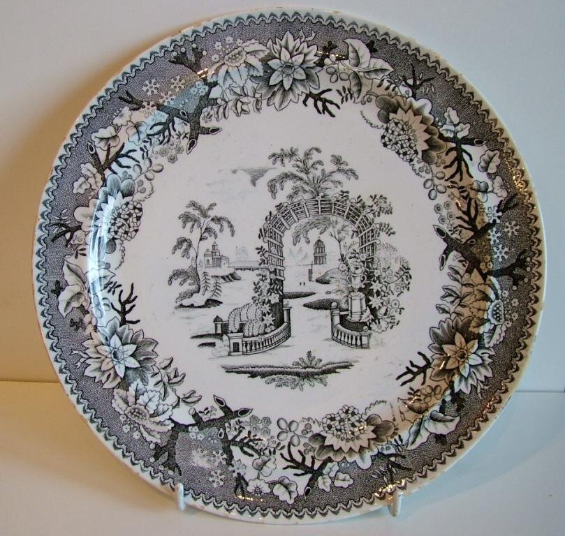 Декоративная тарелка фабрика Ступина 1850-70 Марка. Цена: 30 001р. Источник фото: Auction.ru