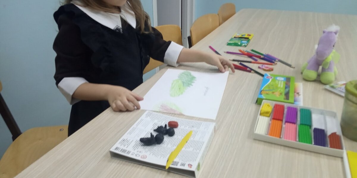 При помощи пластилина, карандашей можно безопасно прожить "застрявшую" ситуацию.