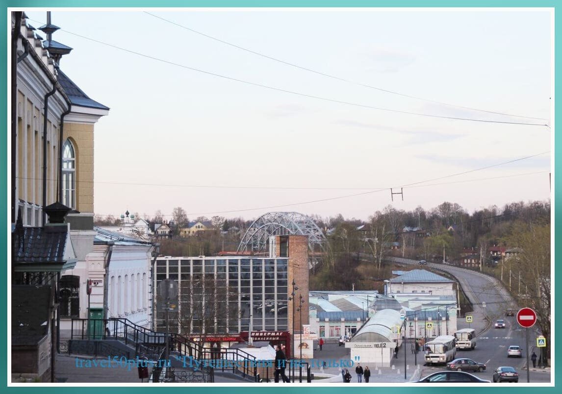 Вид на центральную площадь и мост.