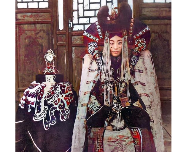 Цэенпил в традиционном свадебном наряде (до того, как стала Гэнэнпил). Источник изображения: https://news.mn
