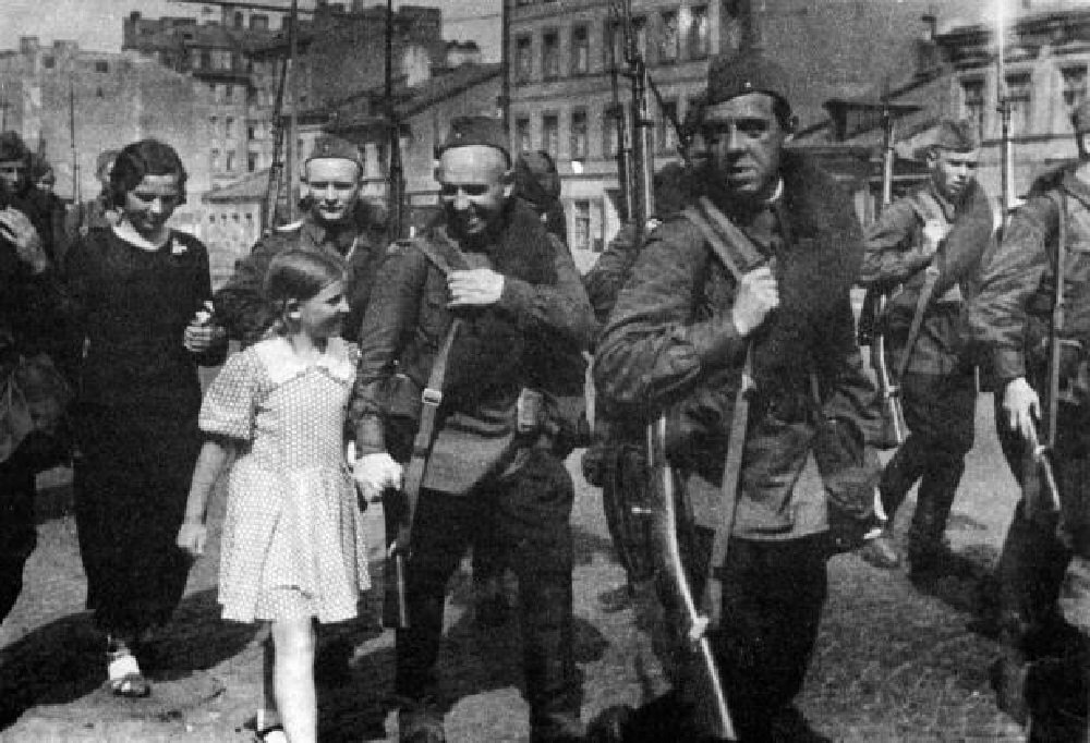 Проводы бойцов народного ополчения в Ленинграде. Фото А. Михайлова. 10 июля 1941 года. Источник: encspb.ru