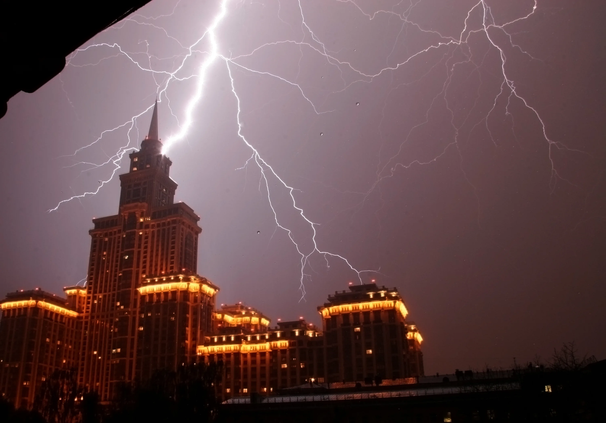 Молния в доме во время грозы. МГУ В грозу. Москва Сити гроза. Молния над Москвой. Гроза в городе.