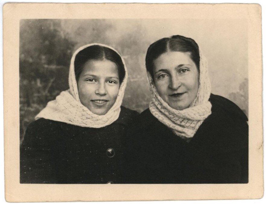 Эра Петровна Батюнина-Мухаметзянова с дочерью Эргиной. Зима 1949 года.