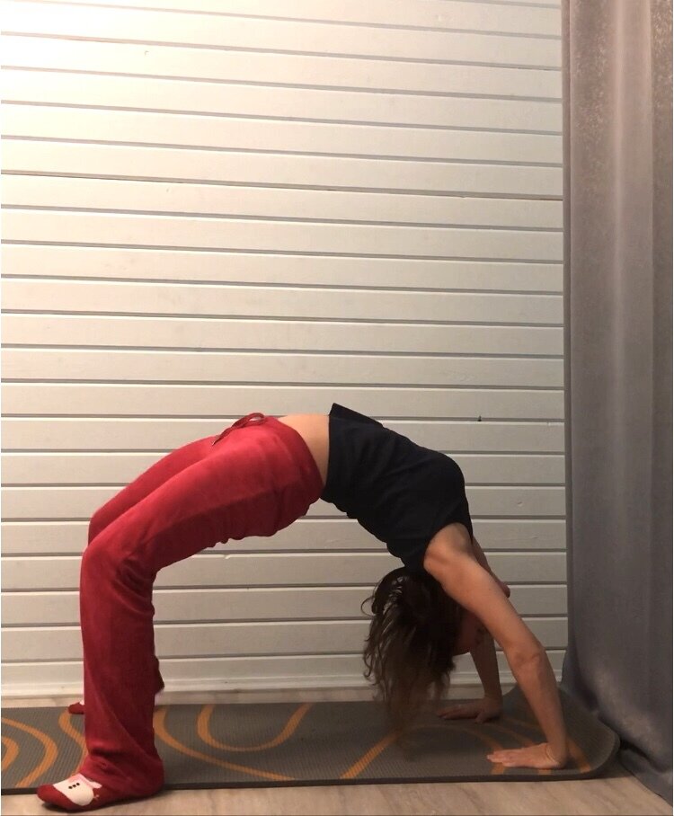 Немножко моих вчерашних вечерних достижений. Учусь вставать на мост из положения стоя. Фото из личного архива, 2021