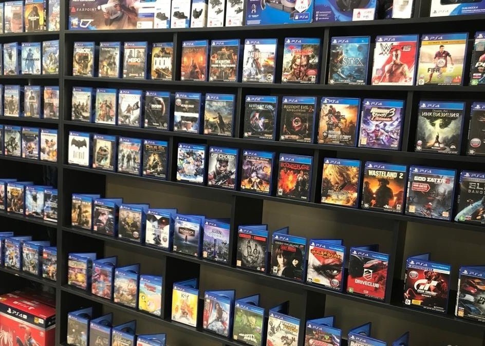 Много игр на продаже в магазине