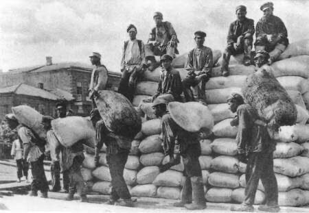 18 век. Разгрузка зерна