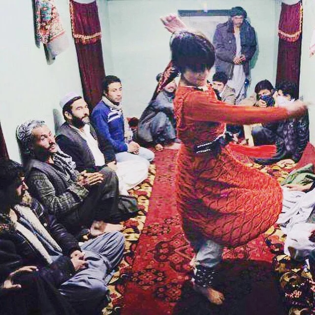 Бача что это такое простыми словами. Афганистан мальчики бача бази. Танцующие мальчики в Афганистане бача бази. Афганский обычай бача бази. Традиция бача бази в Афганистане.