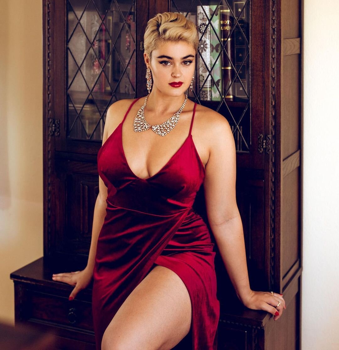 Stefania ferrario. Стефания Феррарио. Стефания Феррарио 2018. Модель плюс сайз Стефания Феррарио. Стефания Феррарио в платье.