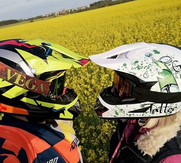 «Наш розовый мотоцикл вызывает улыбки». Байкеры из Вилейки наездили почти 20 тыс. км за год