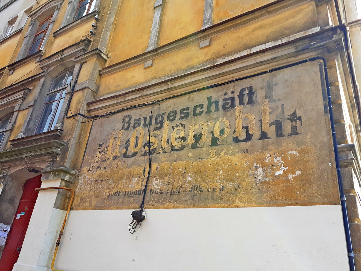 Немецкие вывески по штукатурке на довоенном доме в Черняховске. Наши дни