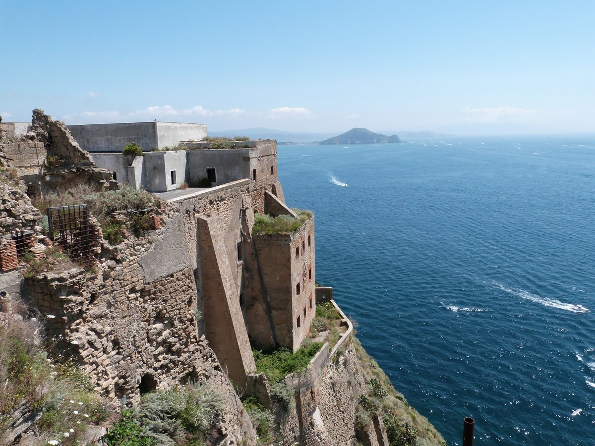 Терра Мурата - самая высокая и старая часть Прочиды. Со временем средневековый замок сменила тюрьма: сначала сюда ссылали "политических" заключенных - революционеров Партенопейской республики ... Фото из открытых источников