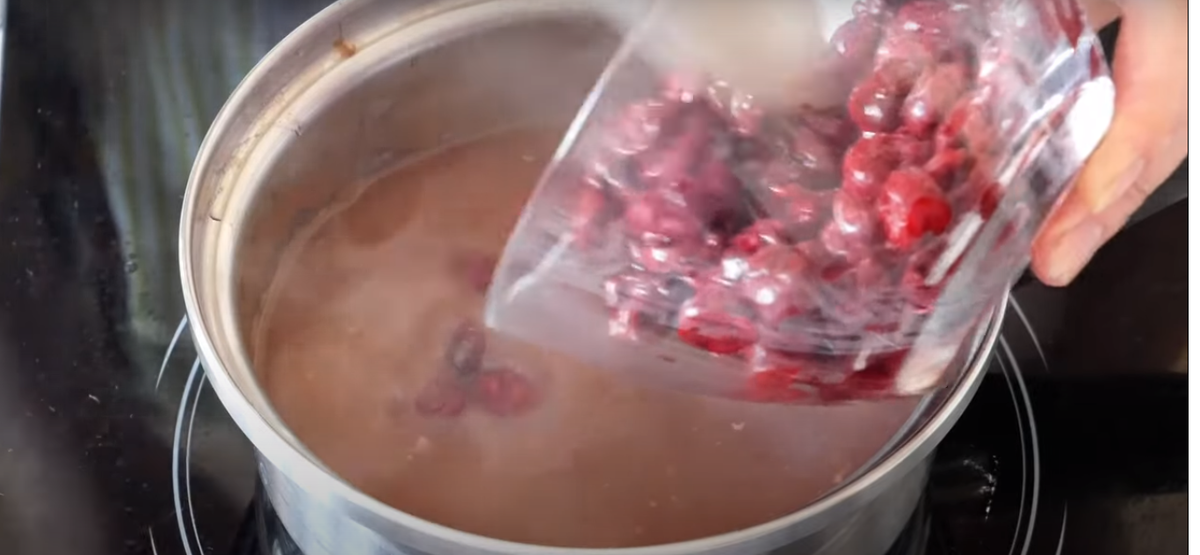 Добавляем вишню в соус