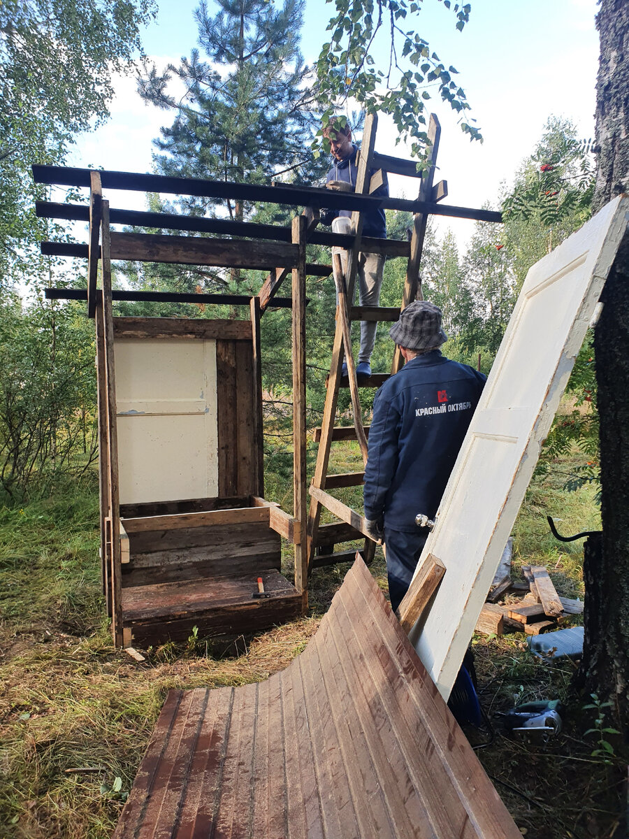 А тут уже готовый каркас туалета над этим "септиком"