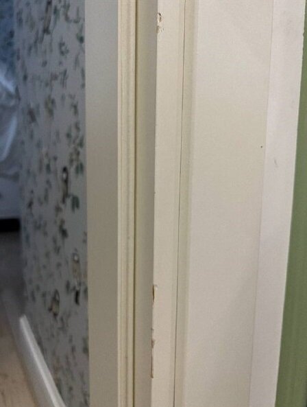 Листайте фото справа налево. Повреждения заметны на нескольких дверях.