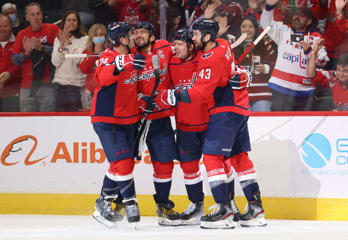 Александр Овечкин и Евгений Кузнецов великолепны на старте сезон. Фото: НХЛ