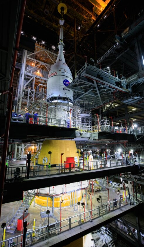   КК "Орион" и ракета-носитель SLS в здании вертикальной сборки на мысе Канаверал, фото NASA