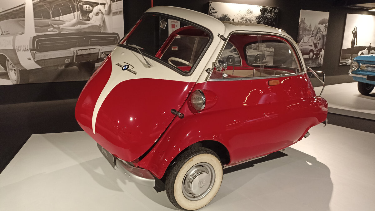 BMW Isetta 300 на выставке ретро-автомобилей в Баку.