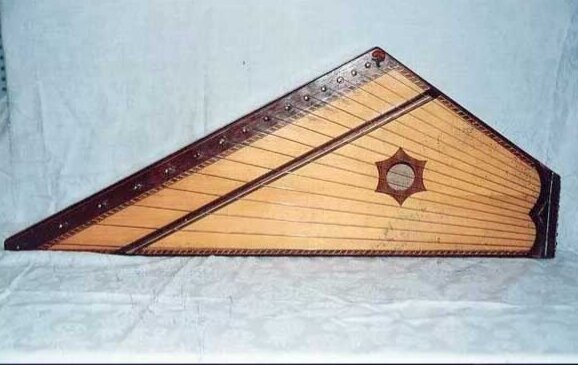 Музыкальный инструмент - гусли.