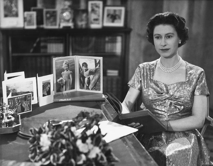 1957: Королева приняла решение впервые транслировать рождественское послание по телевидению и радио в 1957 году после телетрансляции ее коронации в 1953 году, организованной герцогом Эдинбургским.