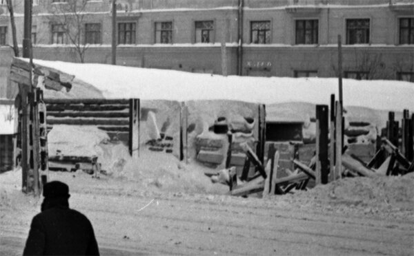 Плавающий танк Т-40 и автомобиль ГАЗ-АА на Волоколамском шоссе возле оборонительных сооружений зимой 1941 года. Фото Николая Кубеева из коллекции Андрея Мятиева.