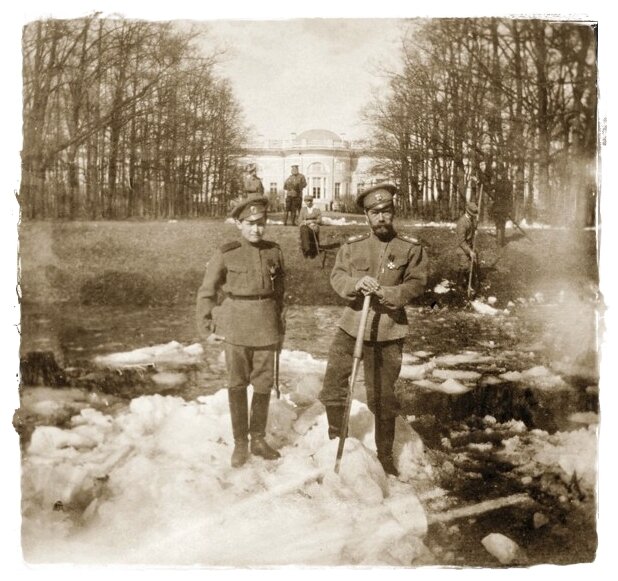 Николай II в Царском Селе убирает снег, 1917 г.