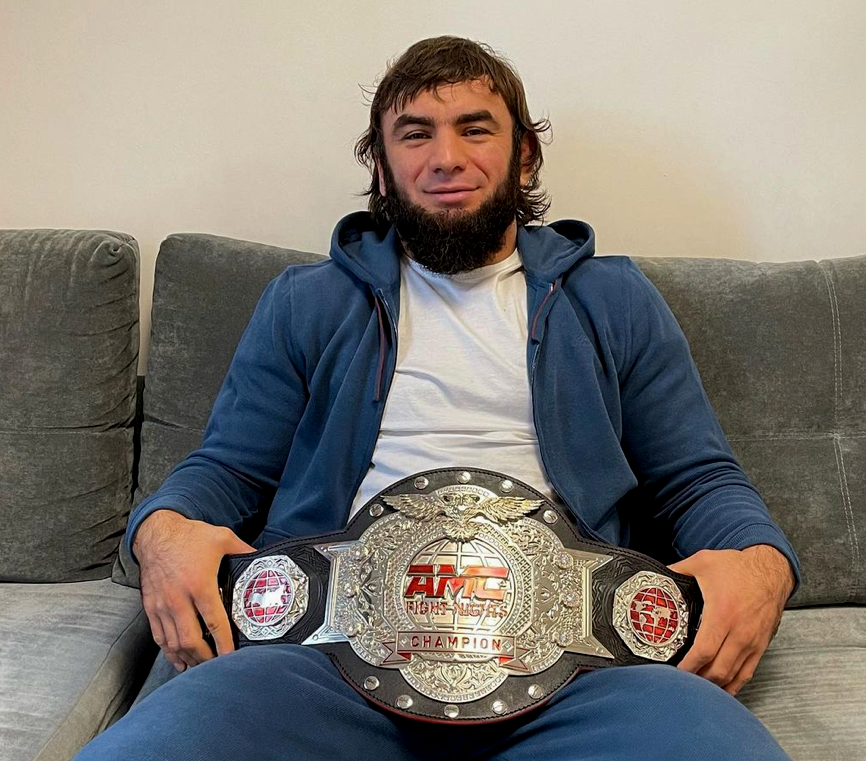 Вагаб Вагабов с поясом AMC Fight Nights