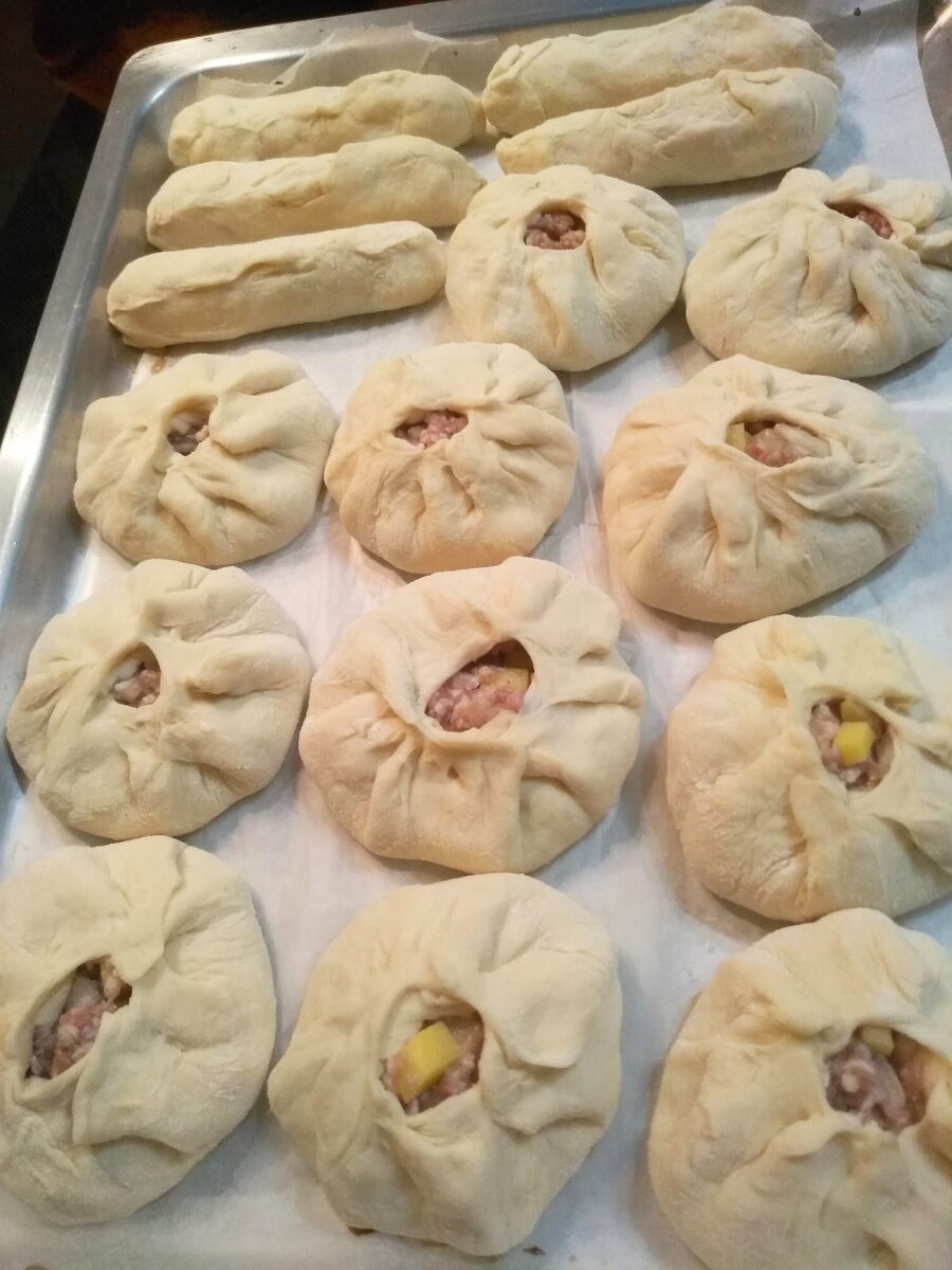 С этого набора продуктов получается один противень беляшей и 5 сосисок в тесте.