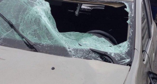 Если вдруг произошел такой инцидент, нужно остановить транспортное средство и вызвать сотрудников ГИБДД, так как это настоящее ДТП