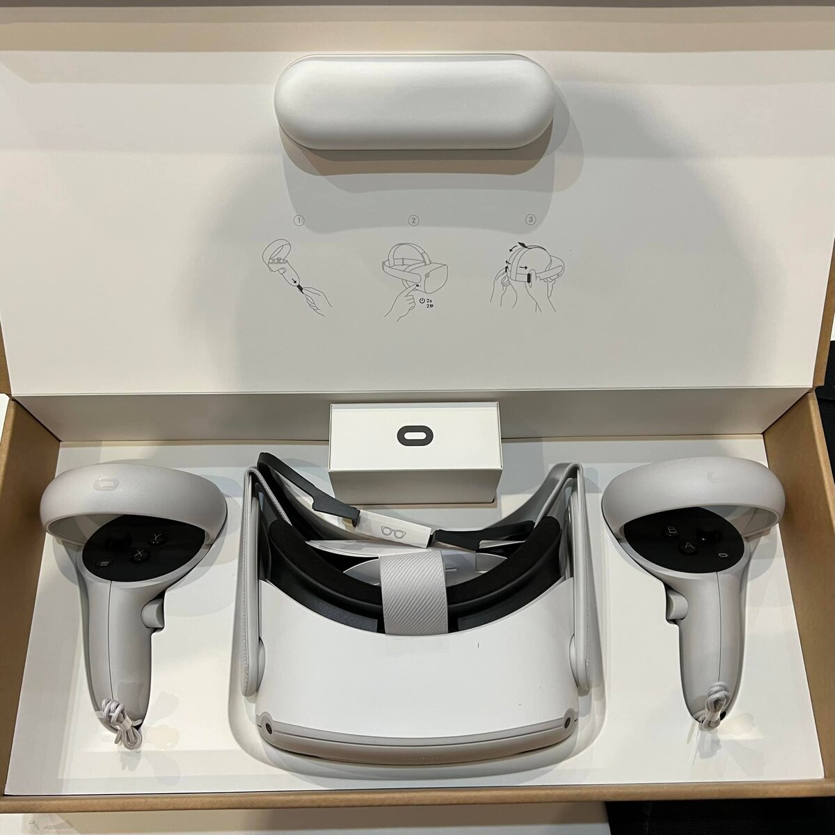 Вот так выглядит VR-шлем Oculus Quest 2 