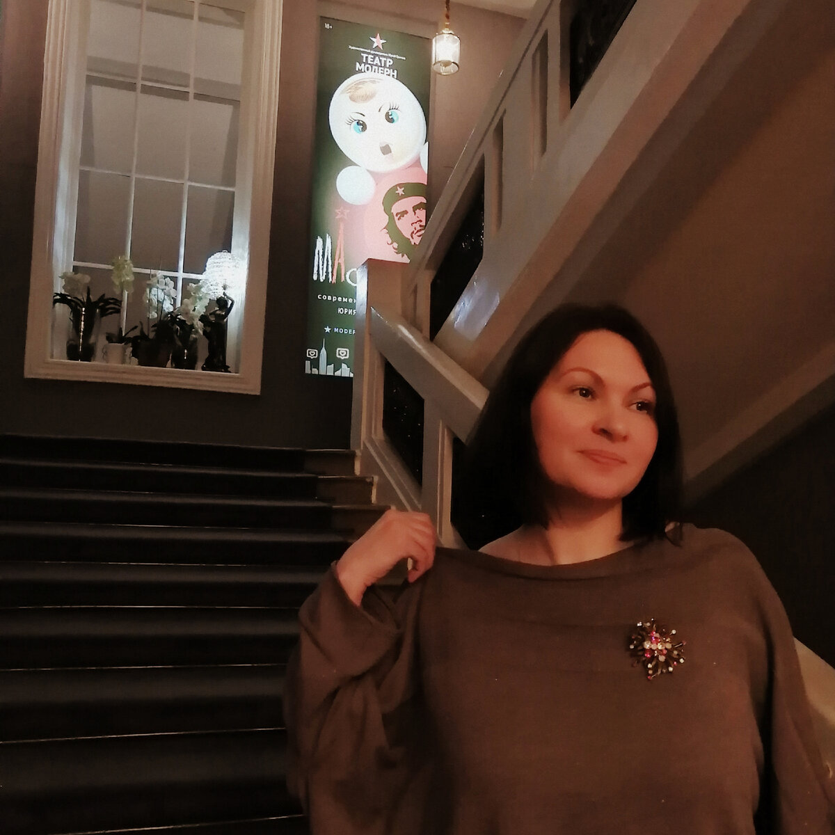 На лестнице театра. На заднем фоне афиша новой премьеры спектакля "Масквичи". Первый показ состоится в мае. 