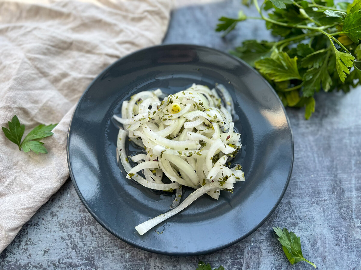 Маринованный лук рецепт к шашлыку самый вкусный. Маринованный лук к шашлыку. Шашлык маринованный с луком и зеленью. Маринованный лук к шашлыку рецепт. Как замариновать лук к шашлыку.