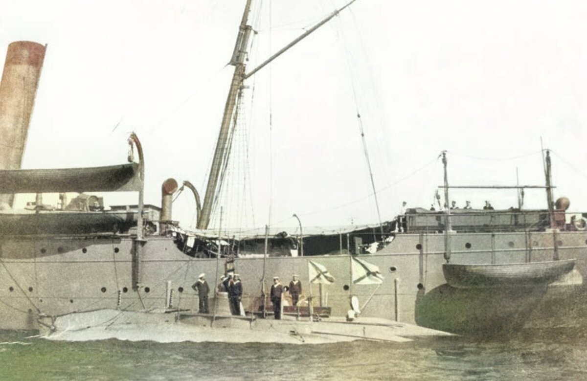 Подводная лодка типа "Сом" Учебного отряда подводного плавания у борта транспорта "Хабаровск"