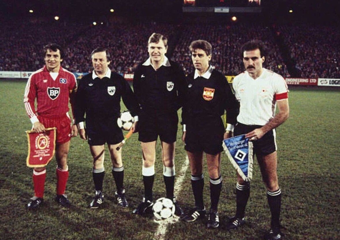 Начало матча за Суперкубок - 1983 года, между Абердином и Гамбургом