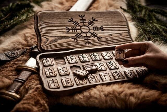 В давние времена руны имели большое значение в жизни людей. Их использовали для гаданий, ритуалов, изготовления амулетов и оберегов. Также символы использовались для общения с божествами и духами природы. 