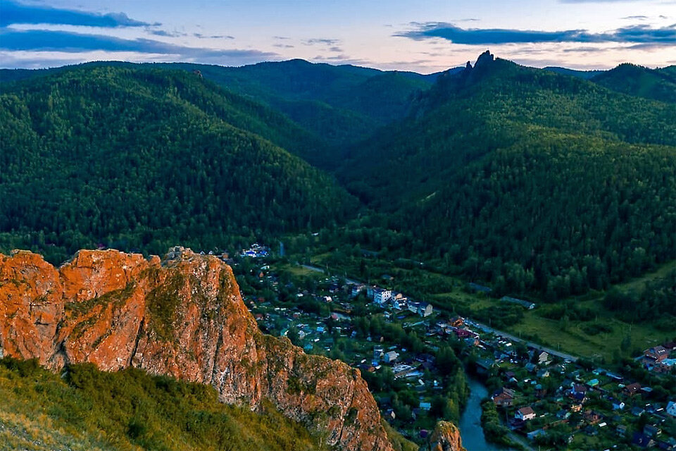 Комплекс гребень. Скала красный гребень Красноярск. Красный гребень Торгашинский хребет. Торгашинский хребет Красноярск. Скала арка Торгашинский хребет.