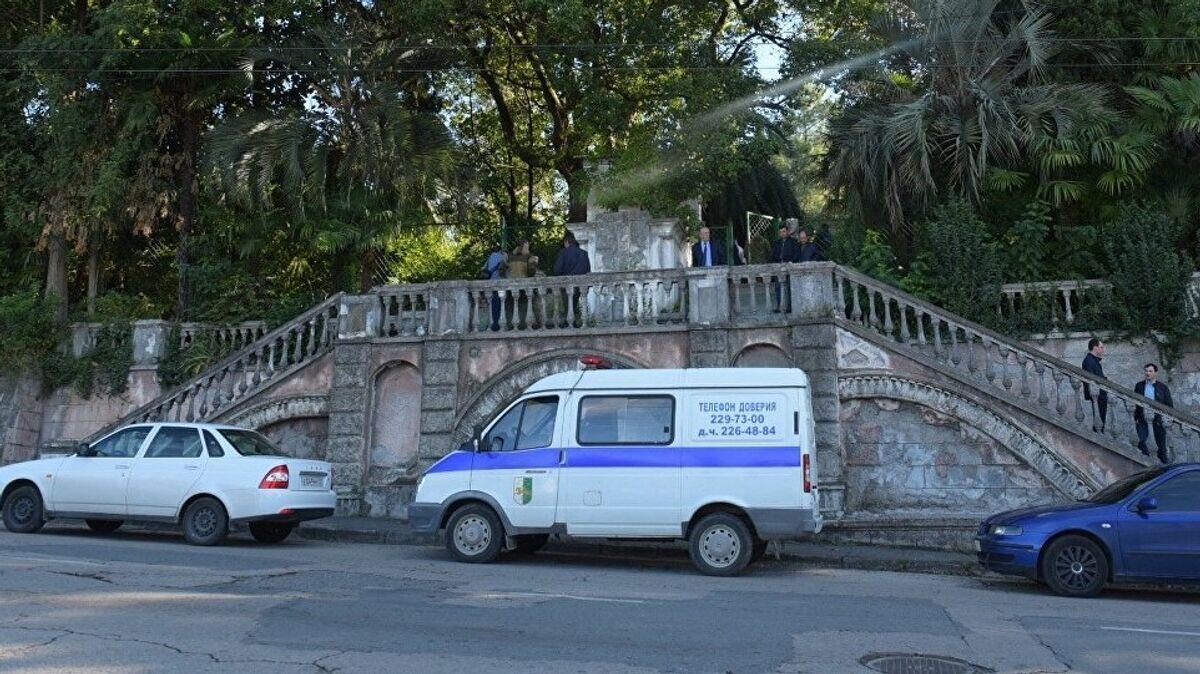    Полицейский автомобиль у входа на территорию комплекса Абхазского гостелевидения в Сухуме, где произошел взрыв© Sputnik / Томас Тхайцук