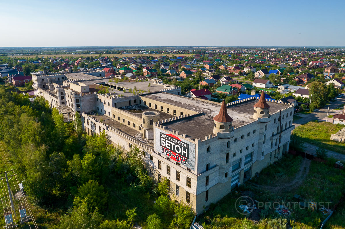 Огромный заброшенный ТЦ в виде старинного замка. Вот ты какое — Колхозное средневековье! 👩‍🌾🏰😂2