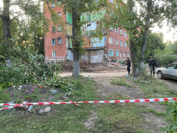 Обстановка у дома с рухнувшей стеной в Омске. Фото © Telegram / gubernator_burkov / Пятый канал