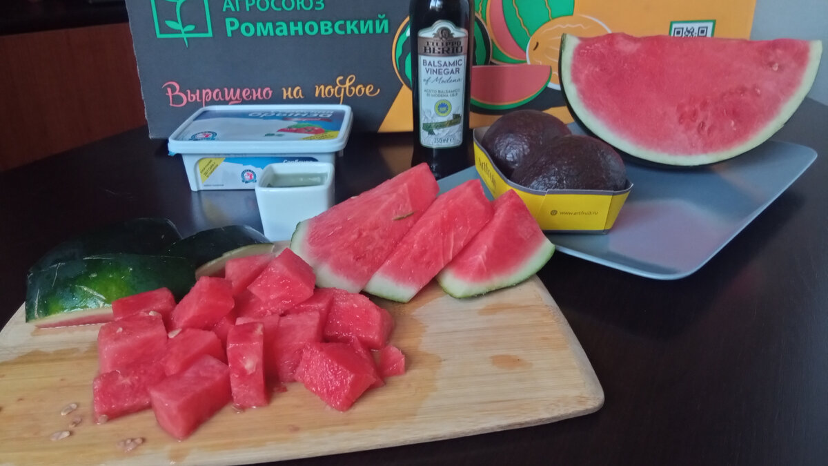 Найден рецепт вкусного салата из арбуза — просто добавьте брынзу и авокадо.  Готово за 10 минут | Вилка. Ложка. Палочки: рецепты и советы | Дзен