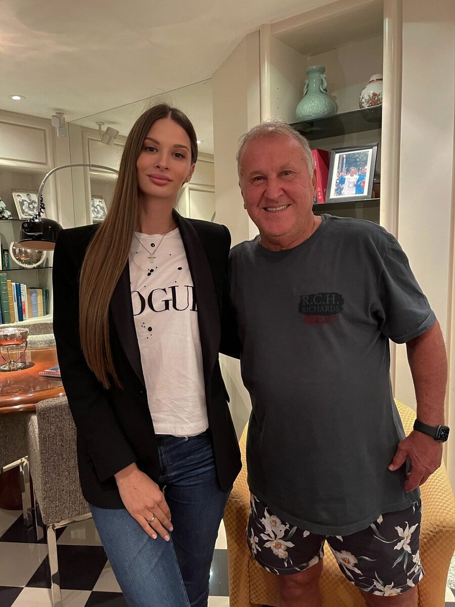     Наталья даже пила кофе с легендарным бразильским футболистом Зико