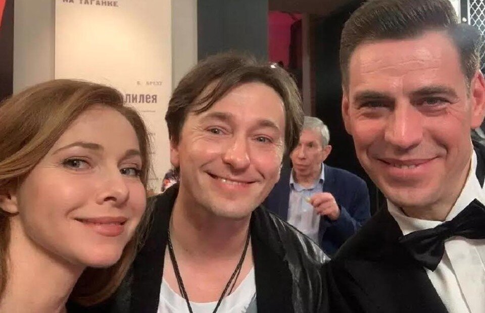     Звезды «Бригады» Екатерина Гусева, Сергей Безруков и Дмитрий Дюжев 20 лет спустя.  Личная страница героя публикации в соцсети