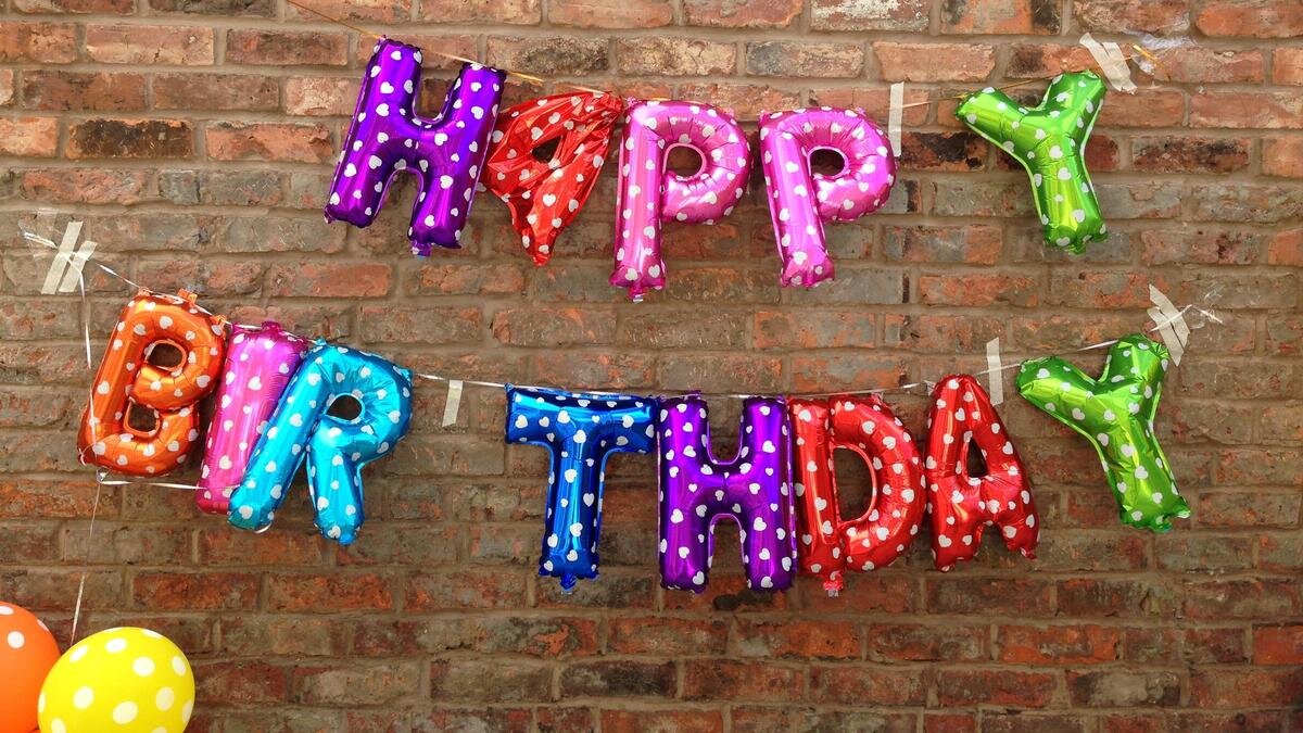    Вывеска Happy Birthday:Unsplash / Jane Graystone