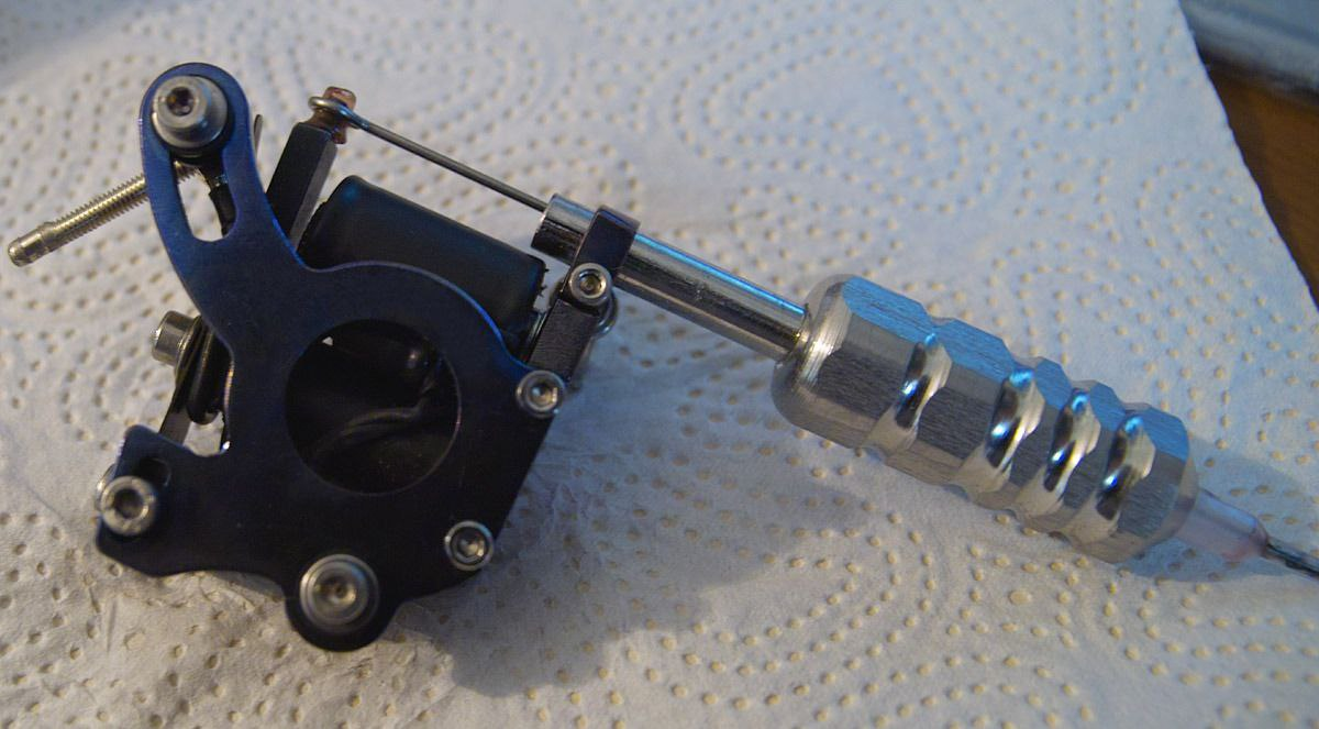 Индукционная машинка для нанесения татуировок.