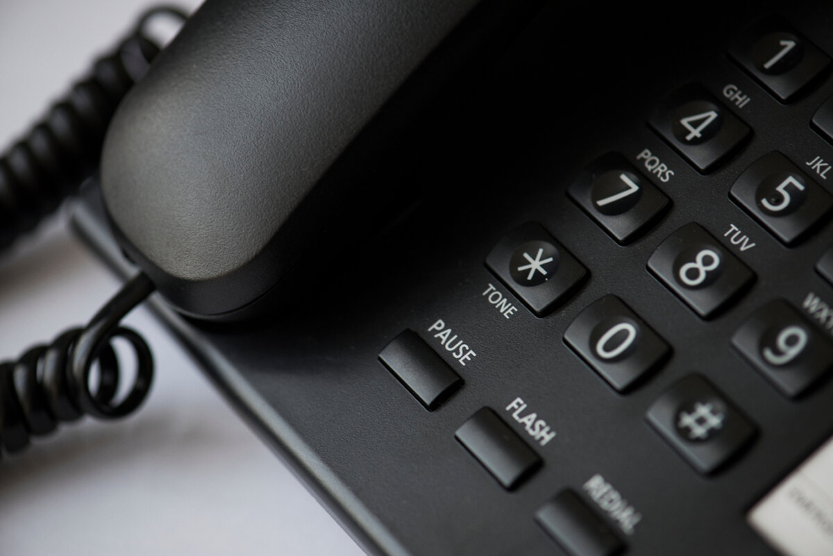 <a href="https://ru.freepik.com/free-photo/closeup-of-office-wired-telephone_3532093.htm#query=%D1%82%D0%B5%D0%BB%D0%B5%D1%84%D0%BE%D0%BD&position=12&from_view=search&track=sph">Изображение от rawpixel.com</a> на Freepik