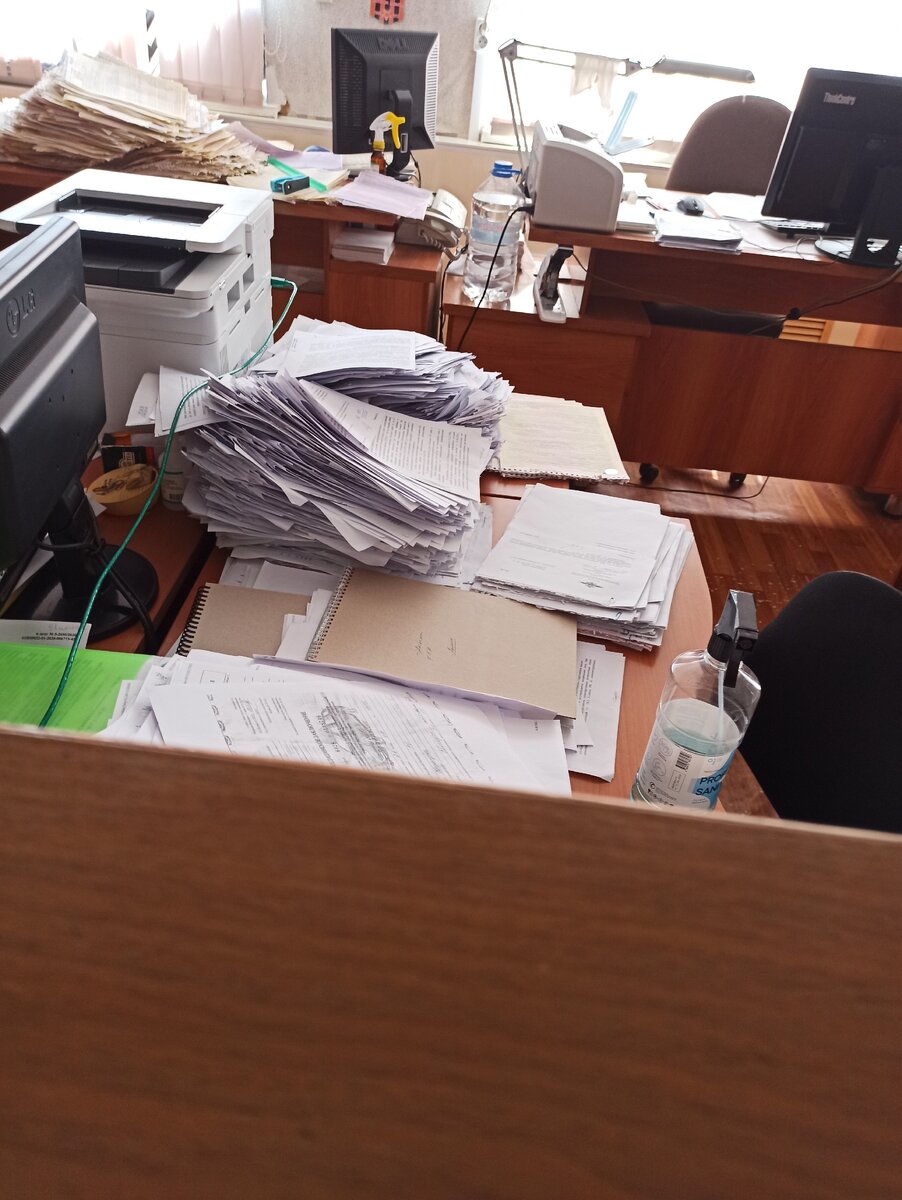 Заявления от граждан лежат на Дальнем столе. На фото они вверху слева