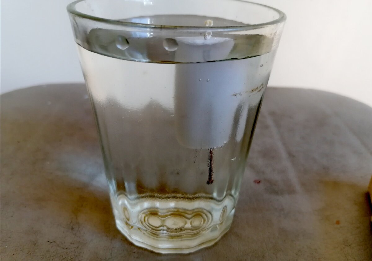 Вариант подсвечника из стакана с плавающей свечой